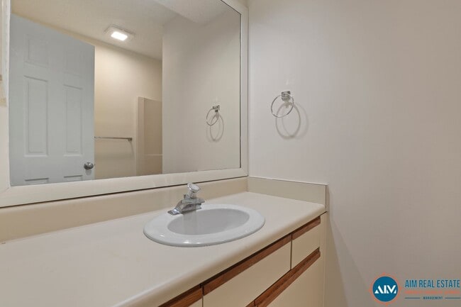 Building Photo - Updated Wyndemere Condo at Yacht Cove – Fr...