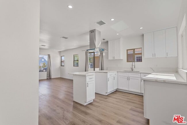Building Photo - 1622 W 66th St