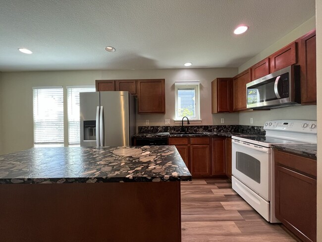 Building Photo - Incredible SE Hazelwood 2 Bedroom + 1 Bathroom Condo w/ included Garage and Washer & Dryer!!