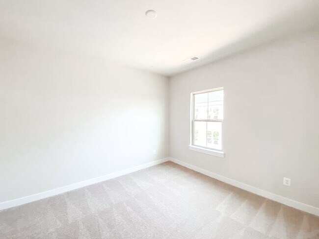 Building Photo - Immaculate & Stunning 3 Bedroom 2.5 Bathroom Brick, End-Unit Condo Style Townhome In Luxurious An...