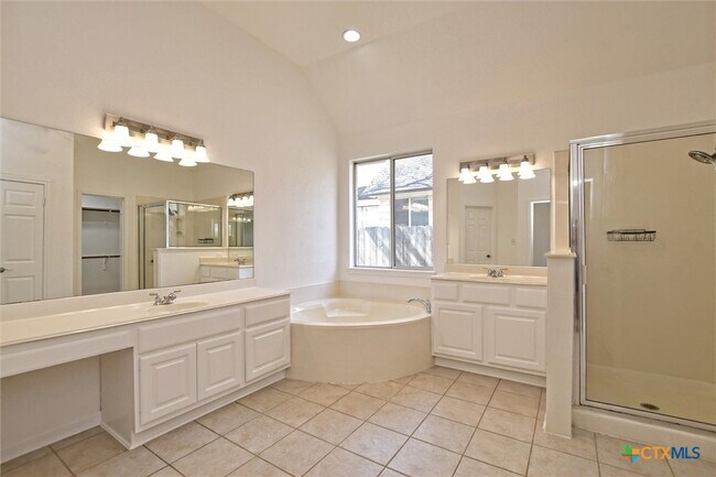 Building Photo - 2632 Henley Dr