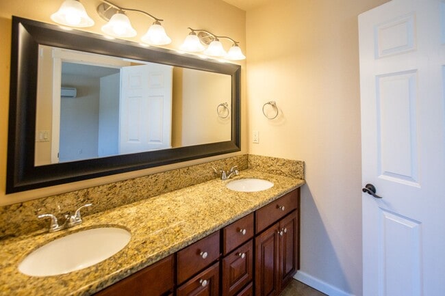 Building Photo - 4 Bedroom Oregon City with Large Bonus Roo...