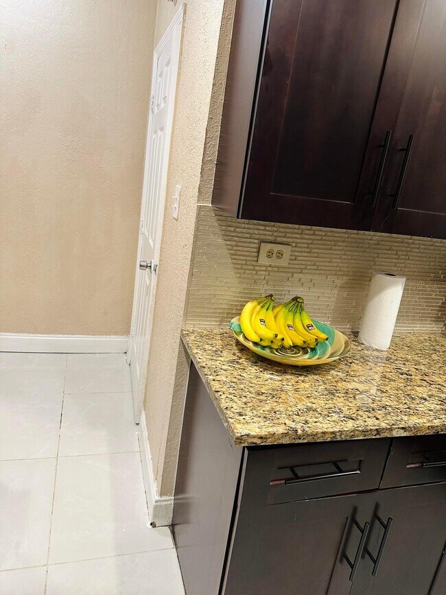 Building Photo - 833 Briggs St