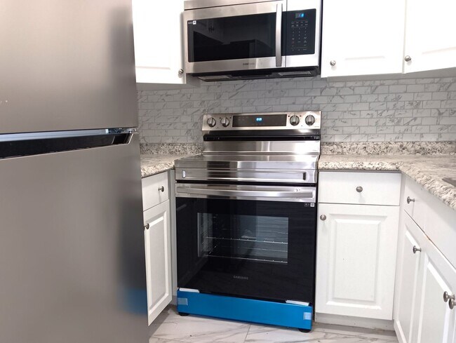 Building Photo - Spacious one-bedroom near Pinellas Trail and Azalea Rec area