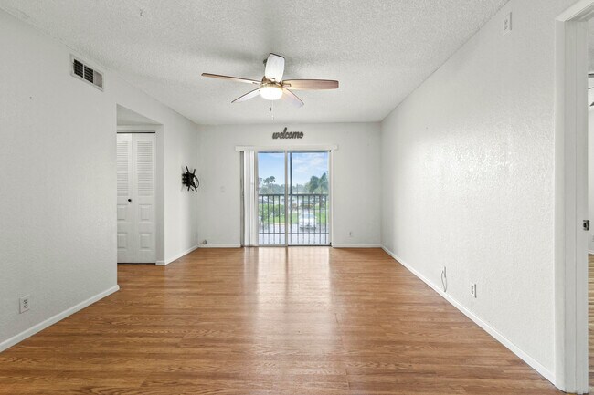 Building Photo - 1507 SE Royal Green Cir