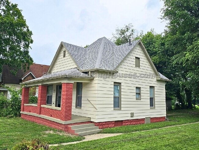 Building Photo - 2336 Sycamore St