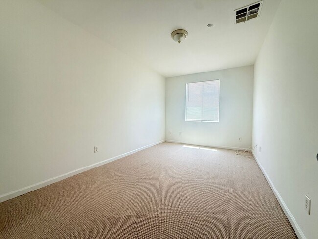 Building Photo - 2054