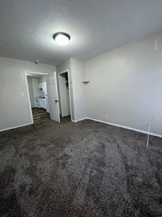 Building Photo - 713 S Duluth Ave