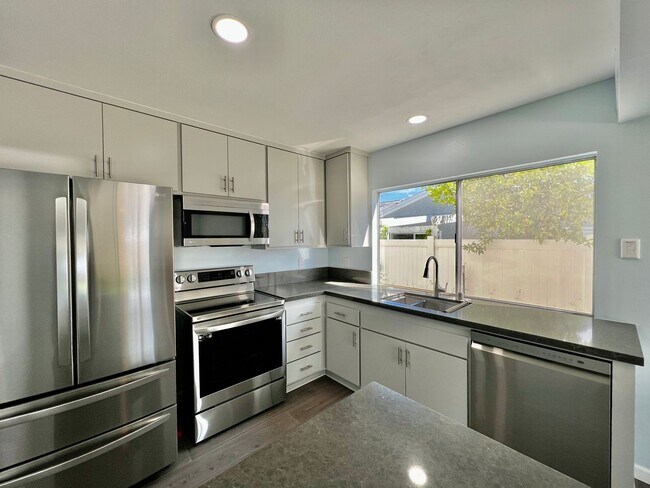 Primary Photo - Newly remodeled 4B/2BA house w/ large back...