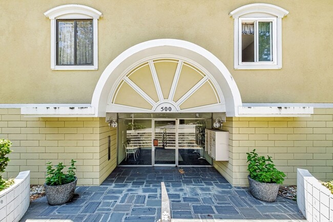 Building Photo - Top-Floor Corner Condo Near Downtown Palo ...