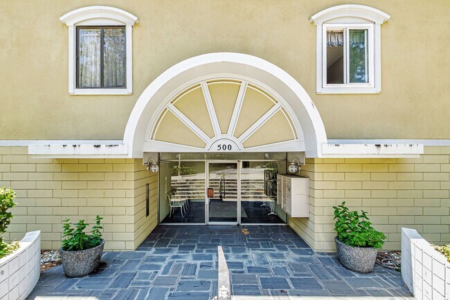 Building Photo - Top-Floor Corner Condo Near Downtown Palo Alto and Stanford