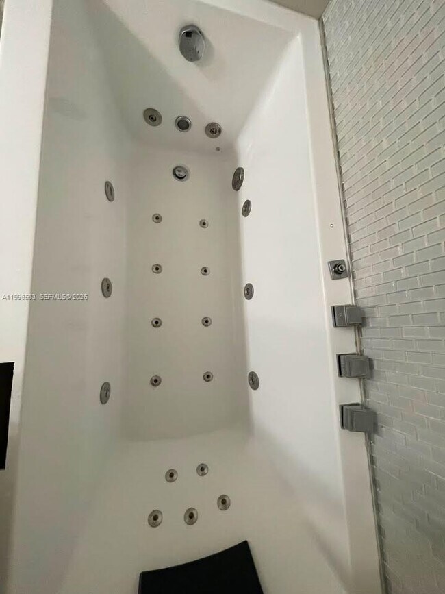 Building Photo - 209 N Fort Lauderdale Beach Blvd