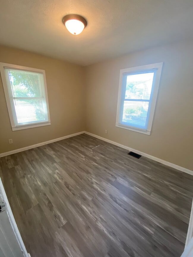 Building Photo - 2 Bedroom House!