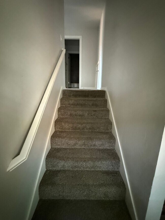 Building Photo - Amazing 3 bed 2 bath duplex near NW 122nd St