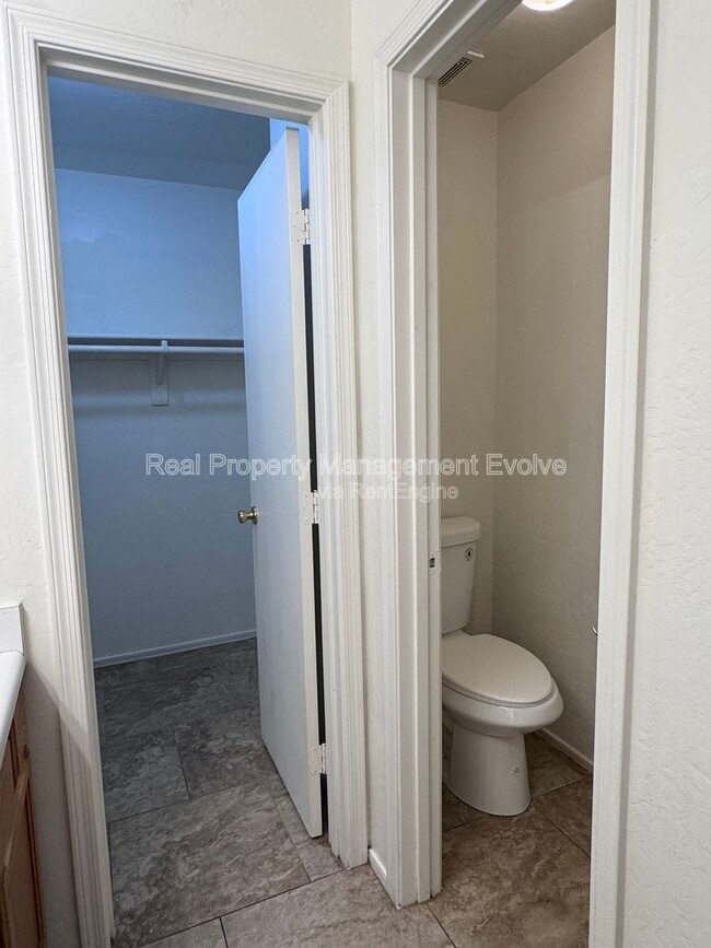 Building Photo - 3734 W Oregon Ave