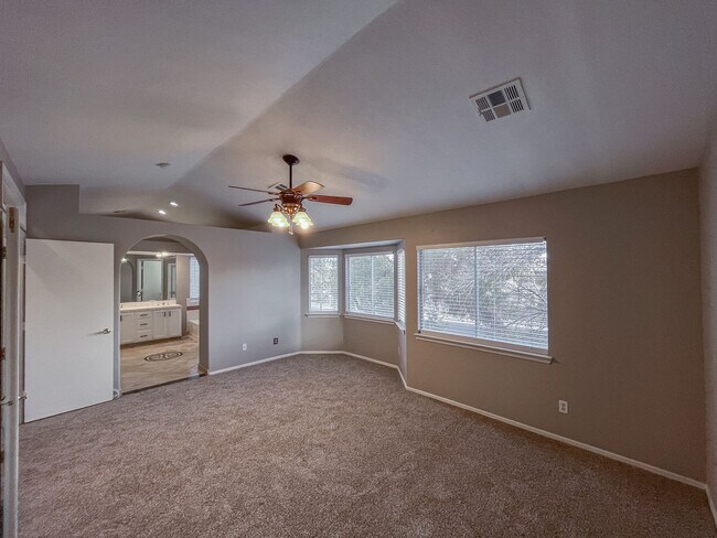 Building Photo - Spacious 4-Bedroom Home in Prime Green Val...