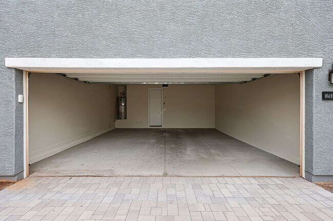 Building Photo - Move In Ready!stunning 3 bedroom, 2.5 bathroom home located in Phoenix!