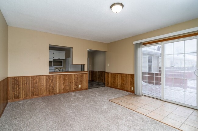 Building Photo - 3 Bedroom 2 Bath Home with Fenced in Backyard!