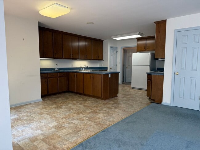 Building Photo - 3 bedroom 2.5 bath house with basement