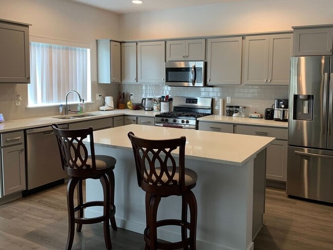 Building Photo - 4 bedrooms upstairs PLUS an OFFICE on the ...