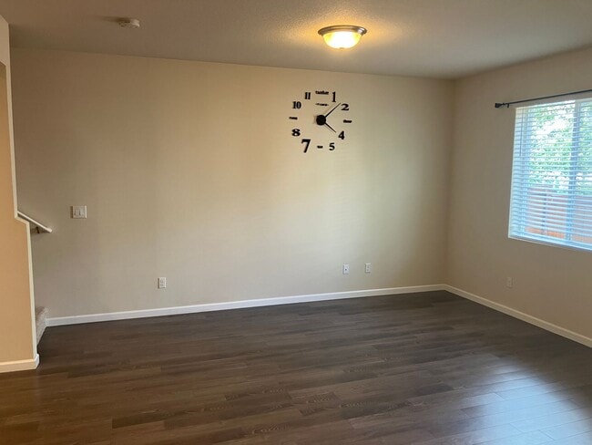 Building Photo - Three Bedroom Townhouse in South Salem