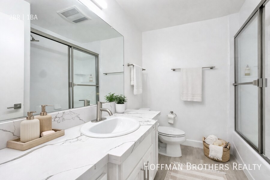 Building Photo - 442 S Oakhurst Dr