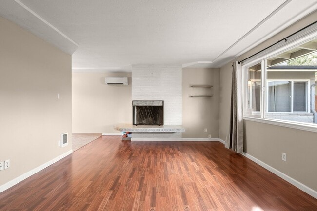 Building Photo - 2 Bedroom 1 Bath Duplex w/ Yard & Parking