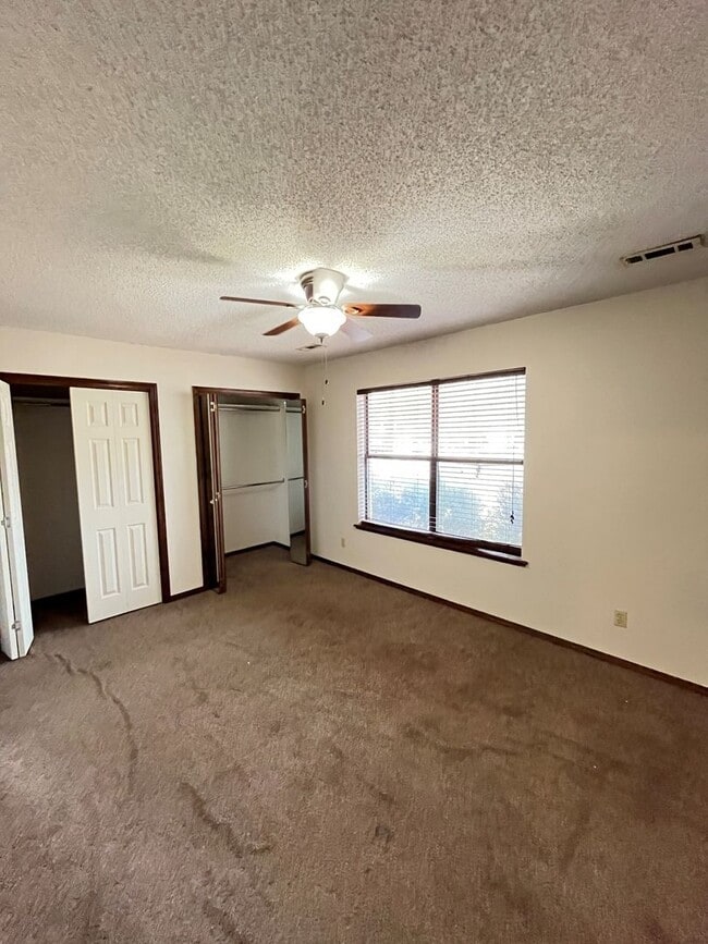 Building Photo - 3 bedroom 2 bath in tucked away neighborhood