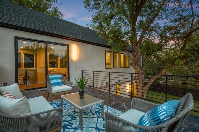 Building Photo - Stunning South Austin Oasis