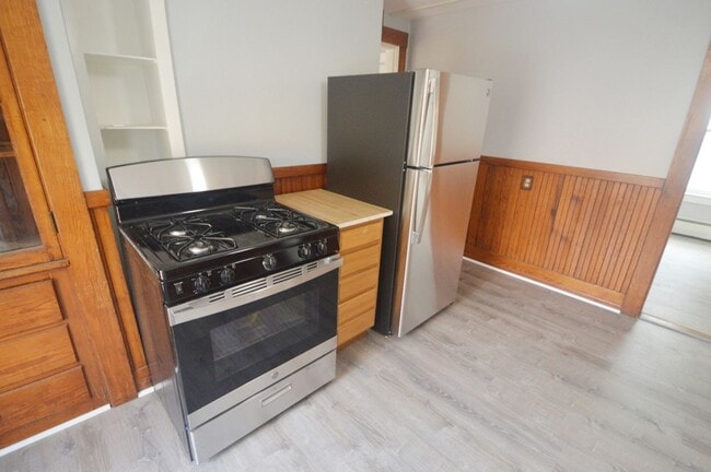 Building Photo - 38 Cascade St