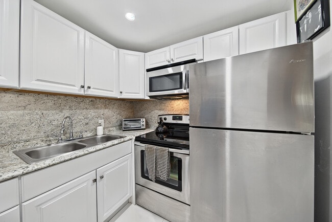 Building Photo - 96 Fanshaw Dr