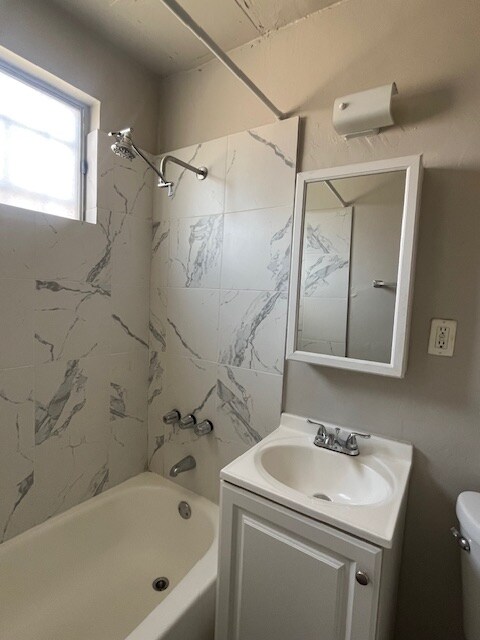 Building Photo - 517 W 84th St