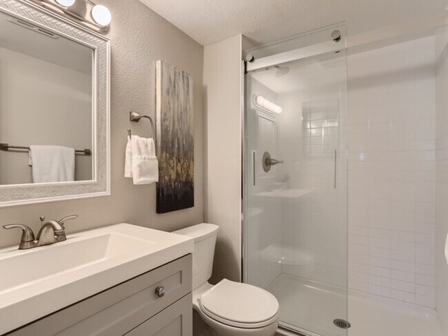Building Photo - 3 Bedroom 2 Bathroom Condo in Lakewood!