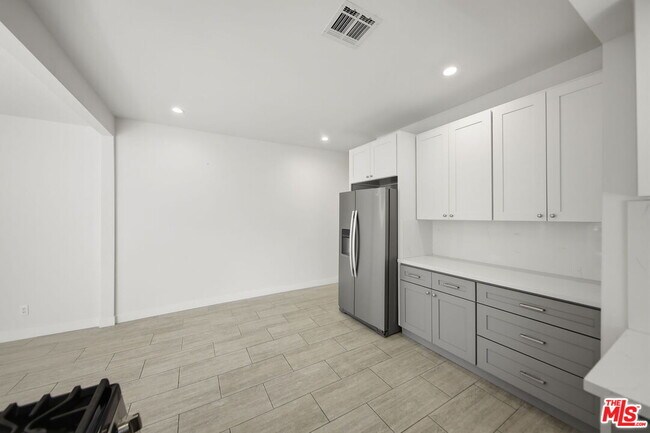 Building Photo - 2910 S Budlong Ave