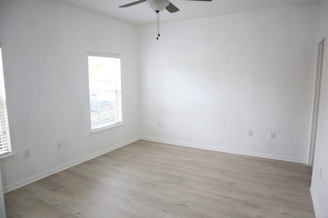 Building Photo - 8226 Green Parrot Rd