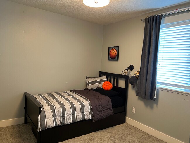 Guest Room #2 - 6111 S Corbett Ave