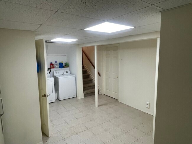 Building Photo - 33 Chestnut St