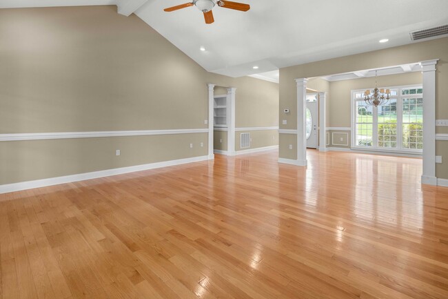 Building Photo - Stunning, Spacious Home in Fairview