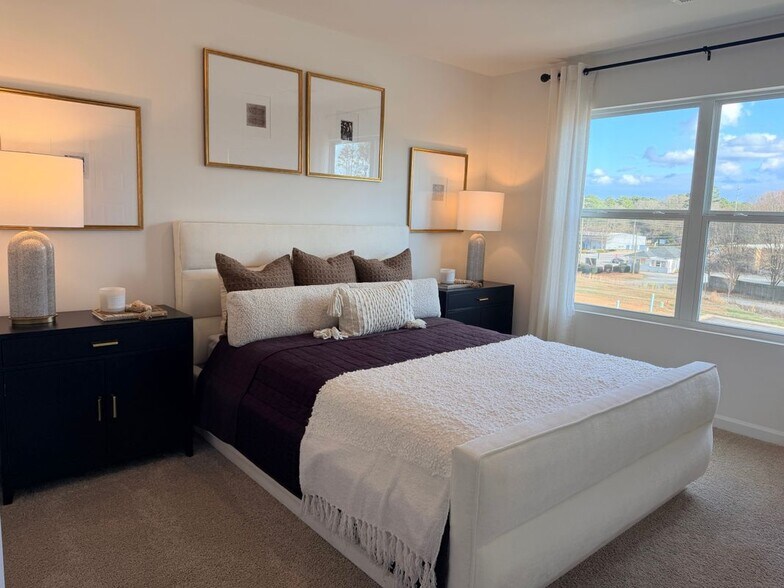 Building Photo - 695 Alburg Aly