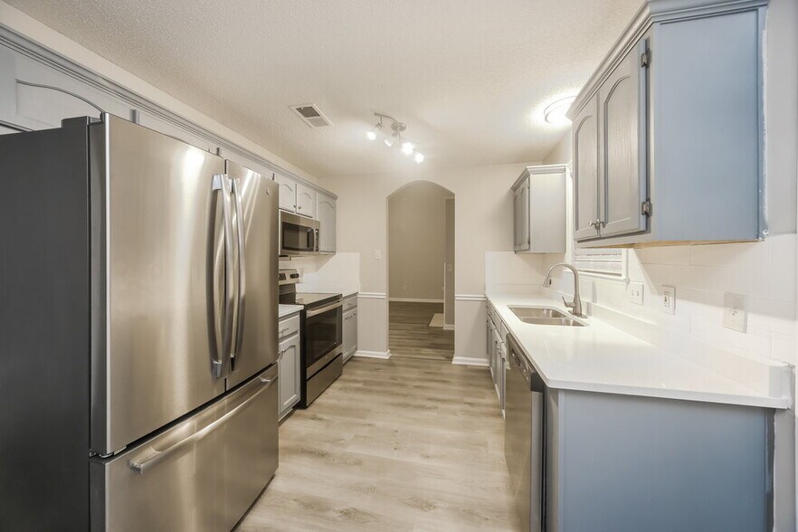 Building Photo - 6164 Kingsview Dr