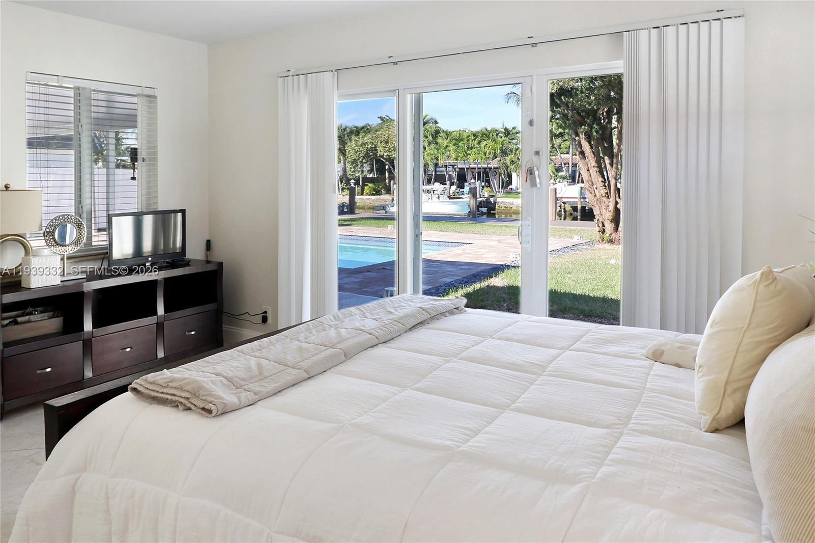 Building Photo - 2031 NE 14th Ct