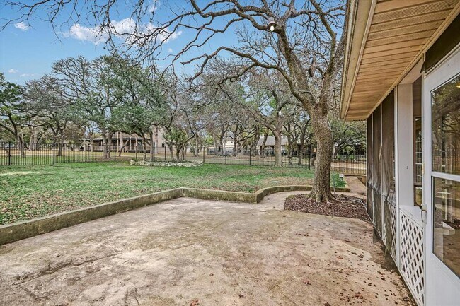 Building Photo - 11 Brookhollow Dr