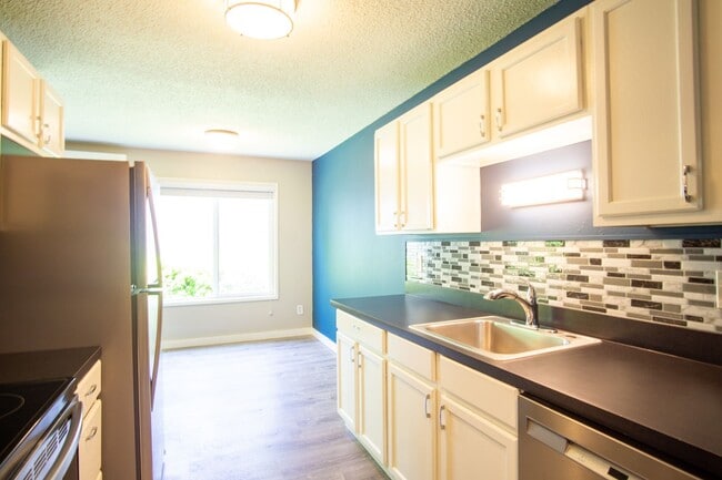 Building Photo - Close-in SE Spacious 3-Bed + A/C Ready Late July!