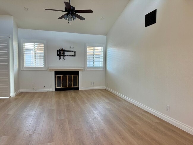 Building Photo - Nicely upgraded Townhome is East Simi
