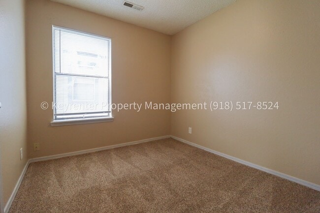 Building Photo - 4902 S Gum Ave