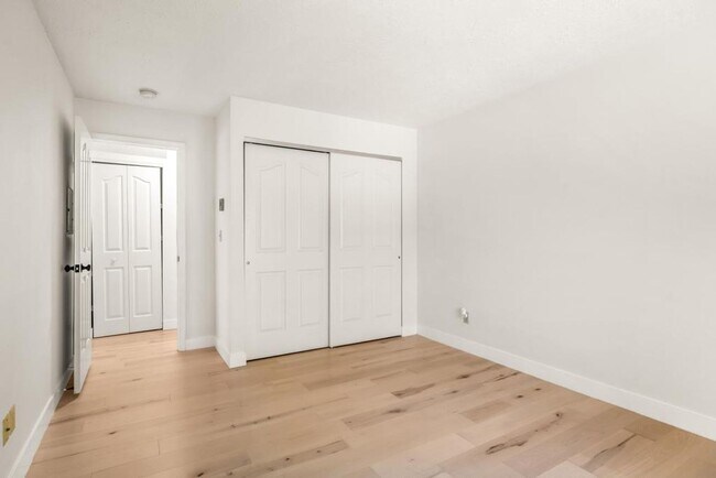Building Photo - Stylish Lake Oswego 1 Bedroom Condo with Loft — Walk to Shops & Parks