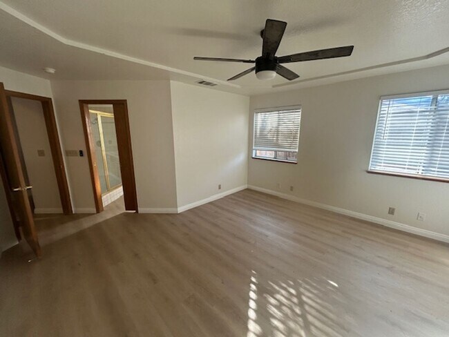 Building Photo - 6010 W Cambridge Ave