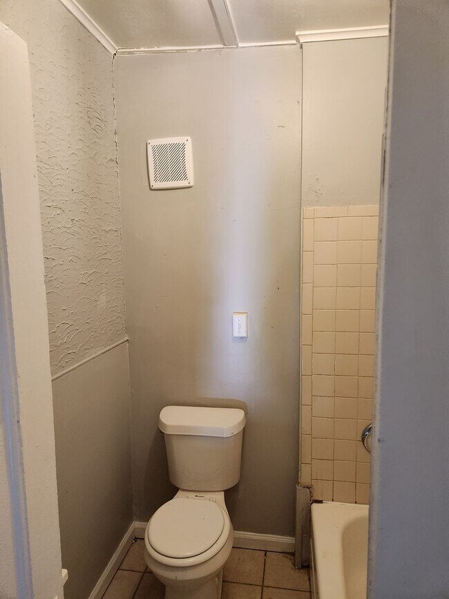 Building Photo - 1902-1902 Dewey Ave