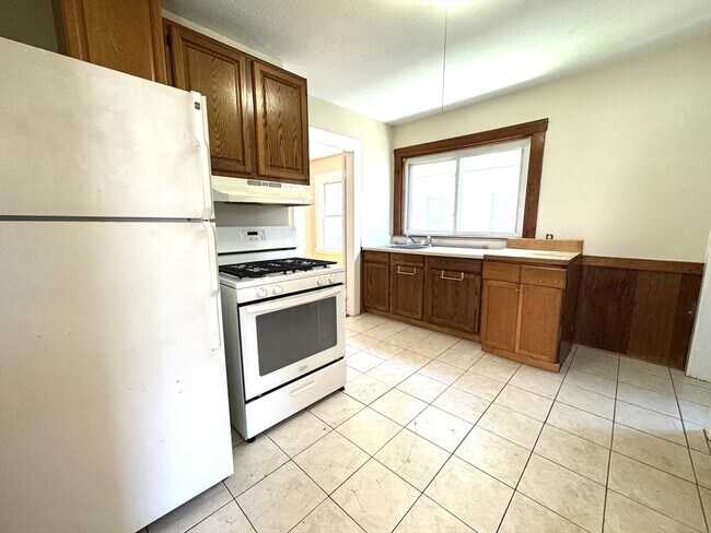 Building Photo - 20 Hunnewell Ave