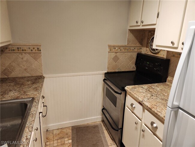 Building Photo - 421 12th Ave S